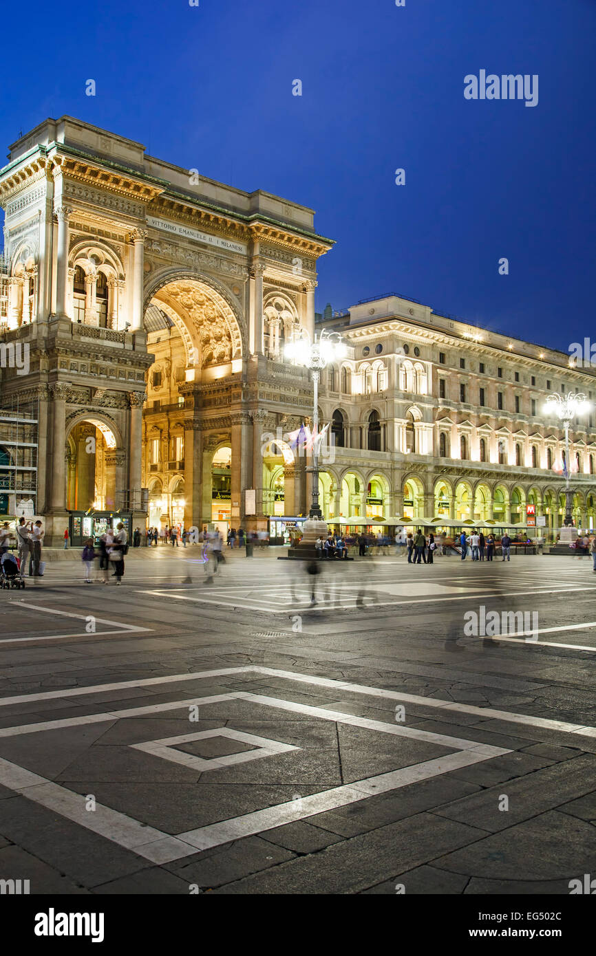 La Galleria Vittorio Emanuele e il popolo sulla piazza del Duomo di Milano, Italia Foto Stock