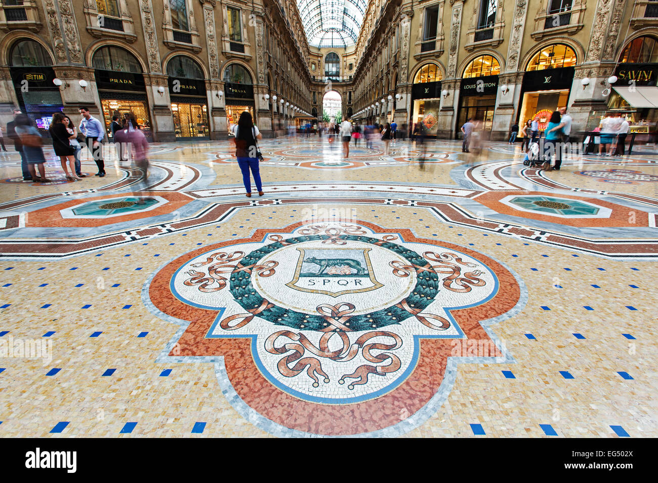 Pavimento a mosaico, i negozi e gli amanti dello shopping, la Galleria Vittorio Emanuele, Milano, Italia Foto Stock