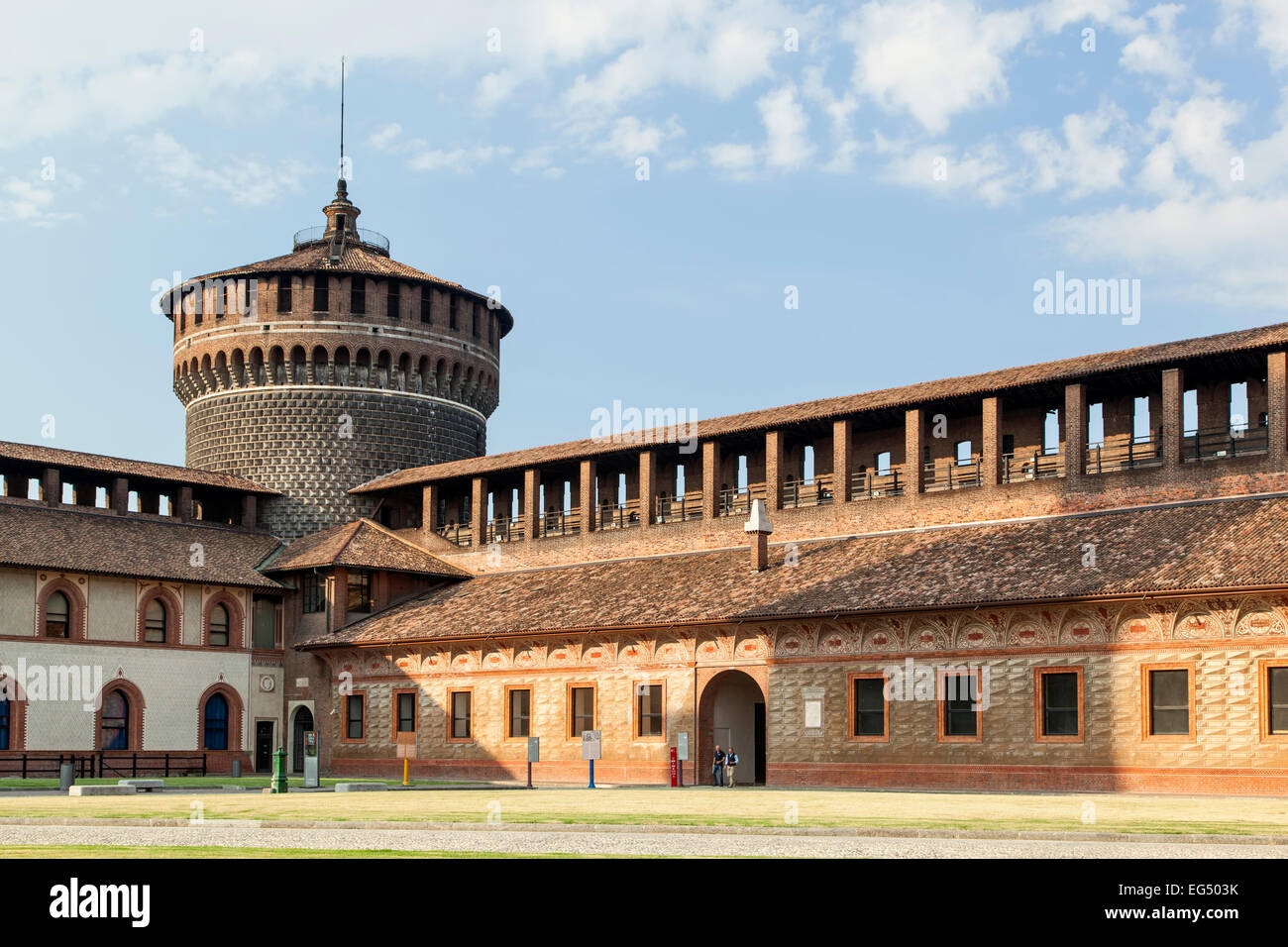 La torre e gli edifici dal cortile interno del Castello Sforzesco di Milano, Italia Foto Stock