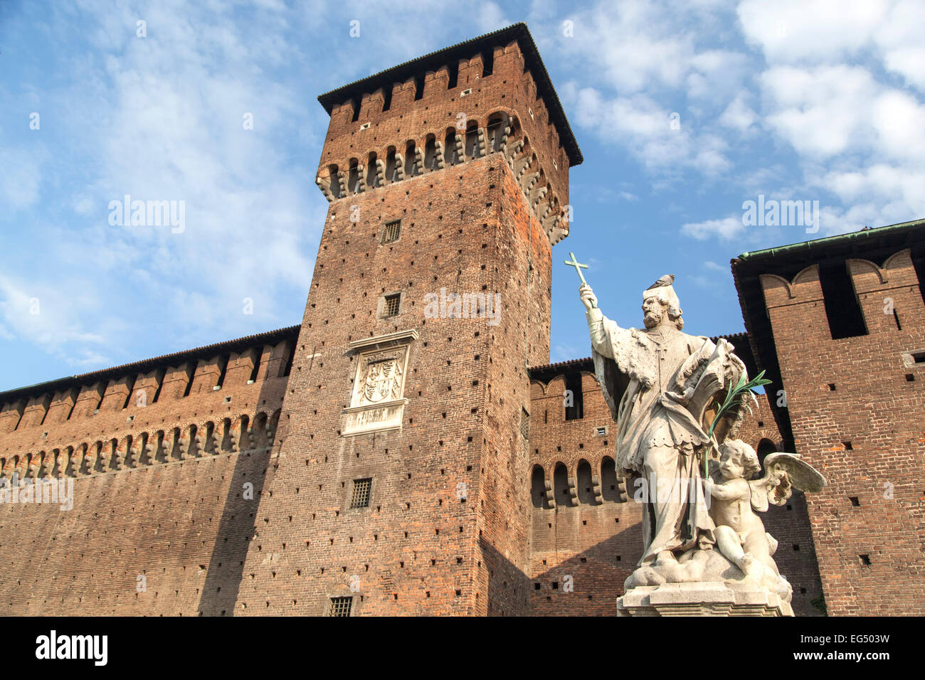 Statua di San Giovanni Nepomuceno (protettore dei soldati), da Giovanni Dugnan e torre, il Castello Sforzesco di Milano, Italia Foto Stock