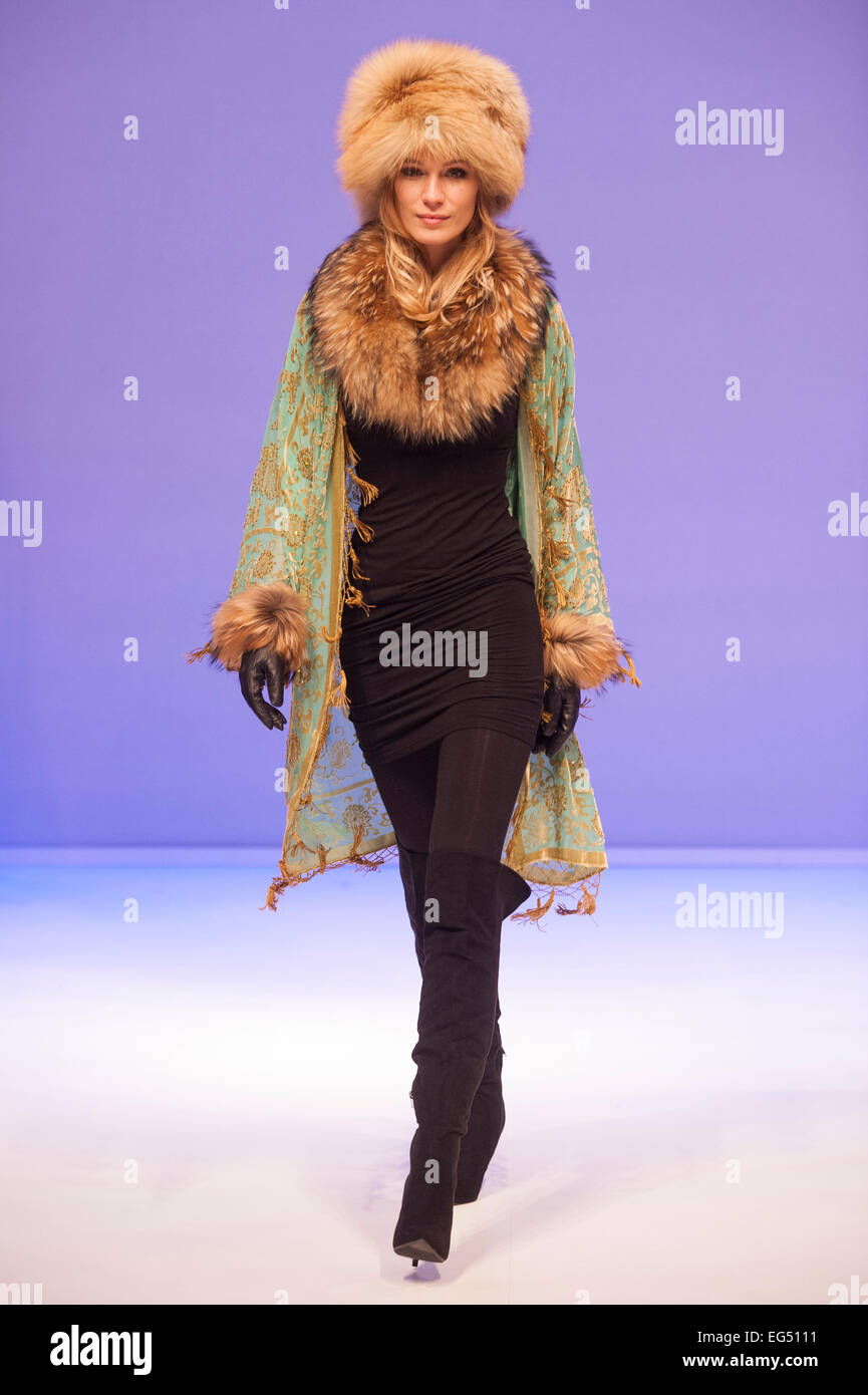 Modello di moda sulla passerella moda autunno inverno 2015-2016, NEC di Birmingham, UK. Credito: Antony ortica/Alamy Live News Foto Stock