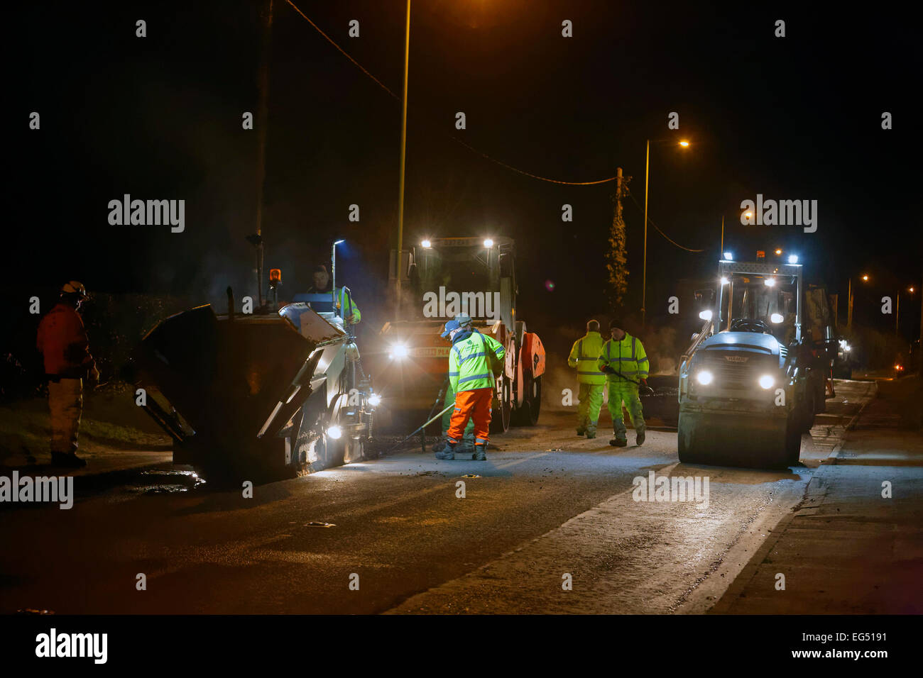 Lavori stradali a tarda notte in Suffolk, Regno Unito Foto Stock