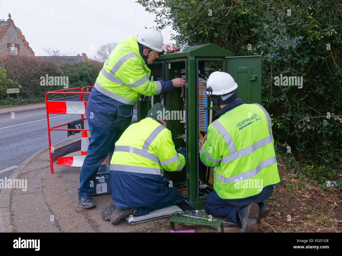 BT Openreach ingegneri che lavorano su una connessione internet a banda larga mobile in fibra in strada Foto Stock