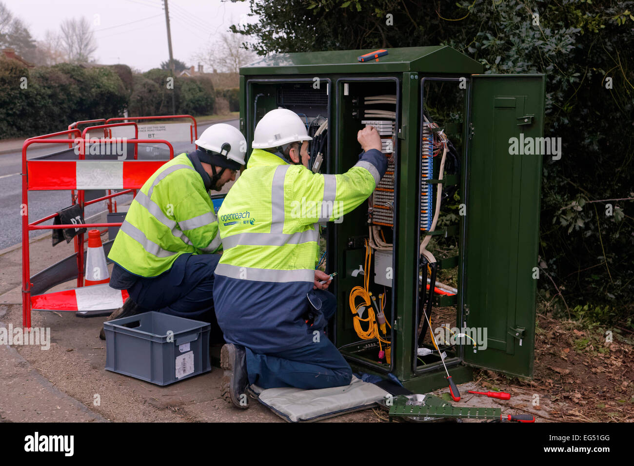 BT Openreach ingegneri che lavorano su una connessione internet a banda larga mobile in fibra in strada Foto Stock