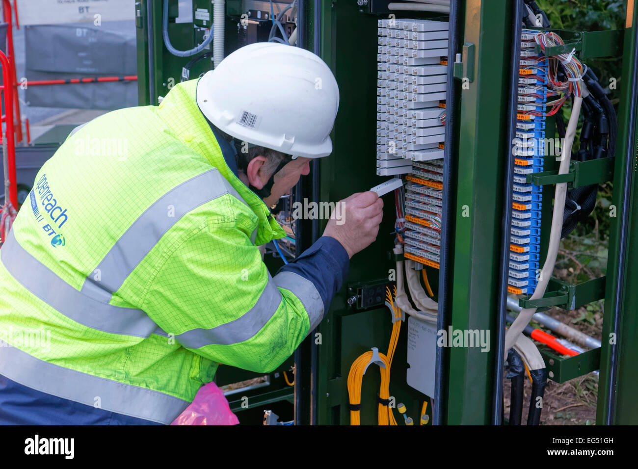 BT Openreach engineer lavorando su una connessione internet a banda larga mobile in fibra in strada Foto Stock