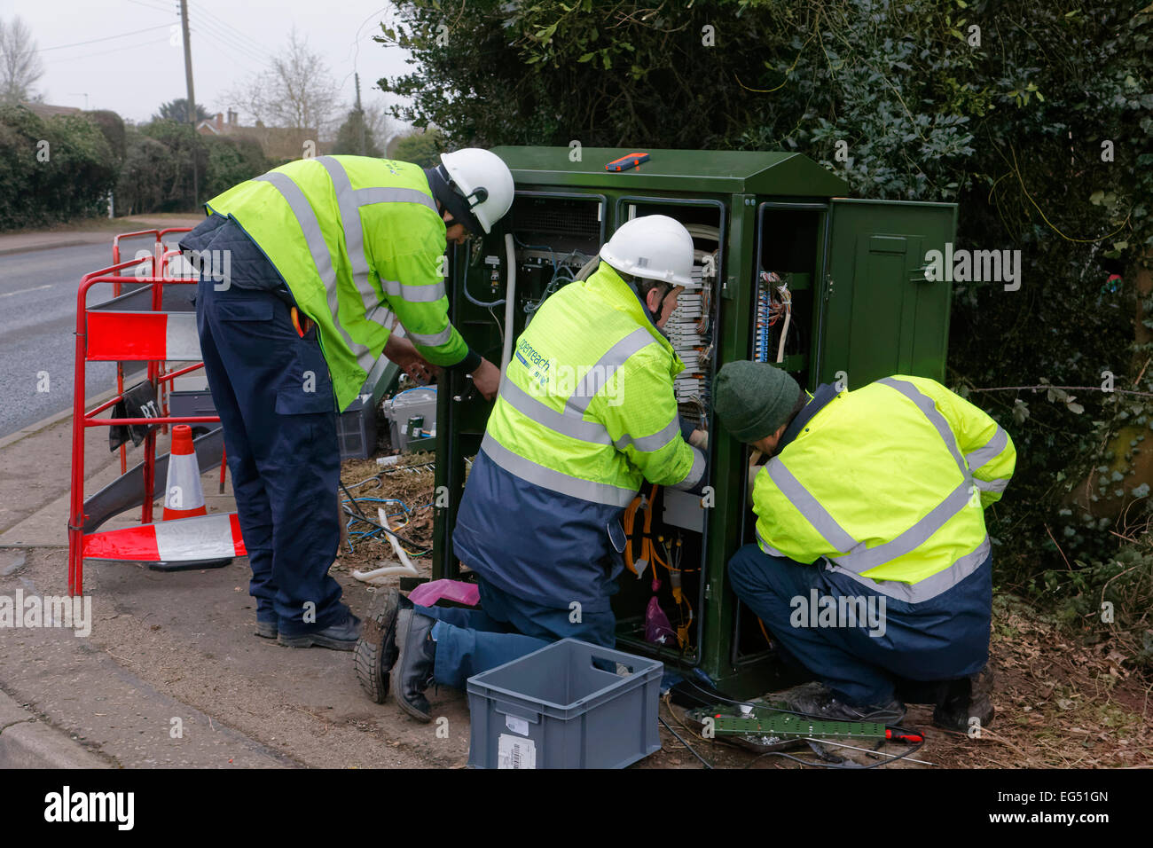 BT Openreach ingegneri che lavorano su una connessione internet a banda larga mobile in fibra in strada Foto Stock