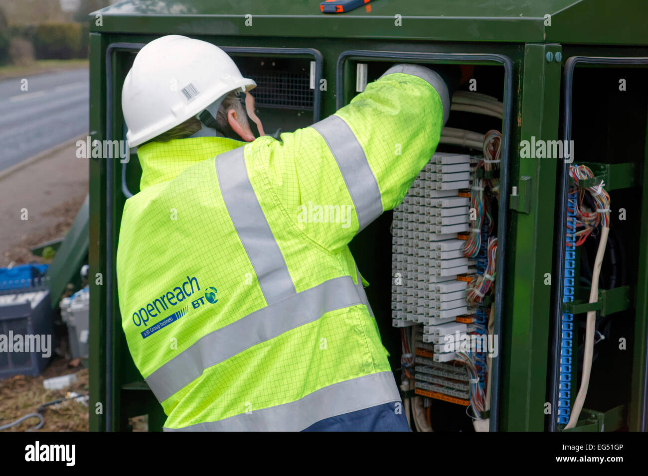 BT Openreach engineer lavorando su una connessione internet a banda larga mobile in fibra in strada Foto Stock