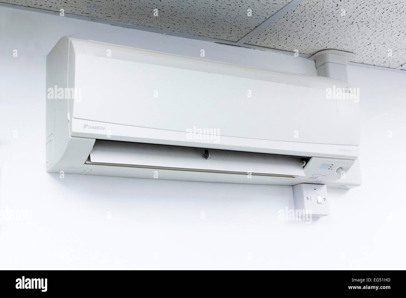 Wall mounted air conditioning unit immagini e fotografie stock ad alta  risoluzione - Alamy