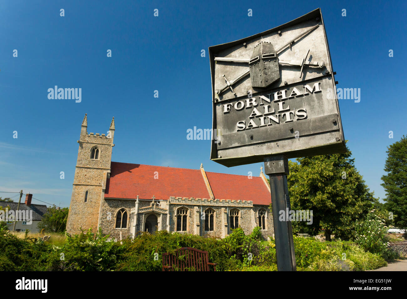 Fornham chiesa di Tutti i Santi e segno di villaggio in Suffolk, Regno Unito Foto Stock Fornham chiesa di Tutti i Santi e segno di villaggio in Suffolk, Regno Unito Foto Stock