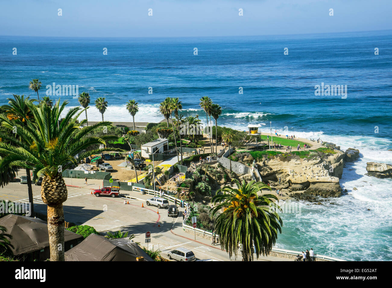 La spiaggia dei bambini a La Jolla California con oceano, palme e turisti Foto Stock
