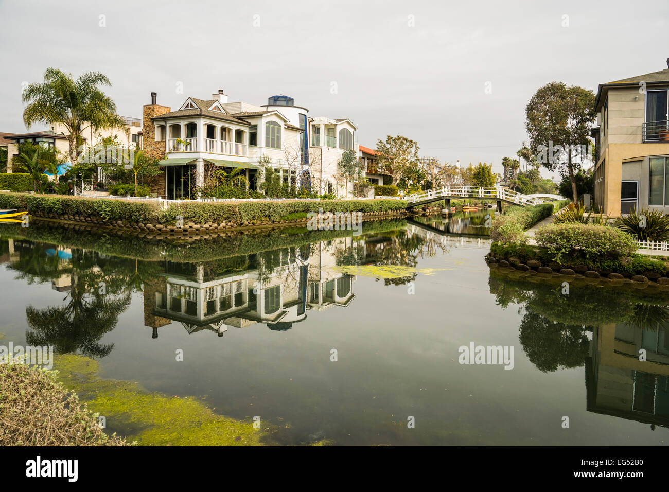 Canali e costoso case a Venezia in California, un quartiere di Los Angeles, conosciuta anche come la spiaggia di Venezia Foto Stock