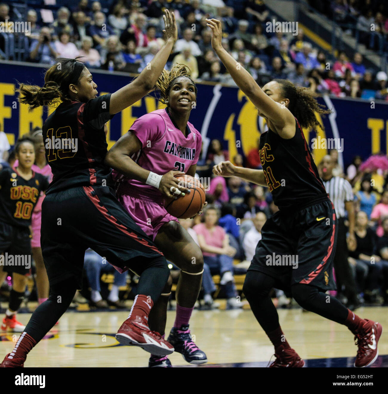 Berkeley CA. 15 Feb, 2015. California F # 21 Reshanda battaglia grigio nella vernice e punteggio tra giocatori twoTrojans # 13 Kaneisha avvisatore acustico e Alexyz Vaioletama durante il NCAA donna gioco di basket tra USC Trojans e California Golden Bears 54-65 perso a Hass Pavilion Berkeley in California © csm/Alamy Live News Foto Stock