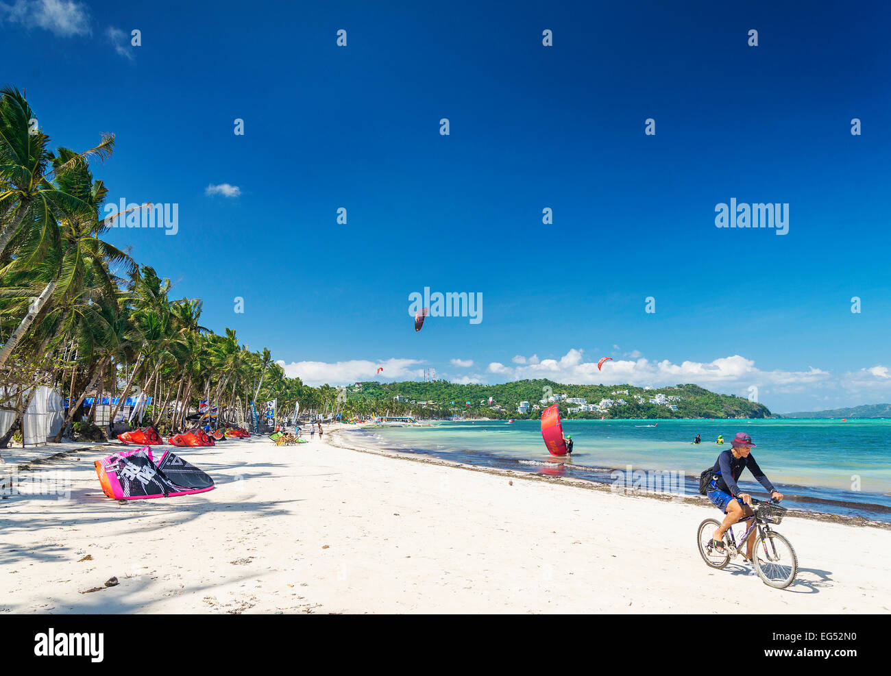Escursioni in bicicletta e kitesurf sport di spiaggia in boracay isola tropicale filippine Foto Stock