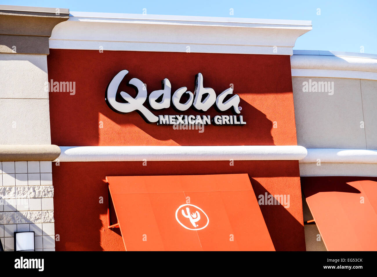 Qdoba Mexican Grill segno e logo sulla parte anteriore del ristorante nella città di Oklahoma, Oklahoma, Stati Uniti d'America. Foto Stock