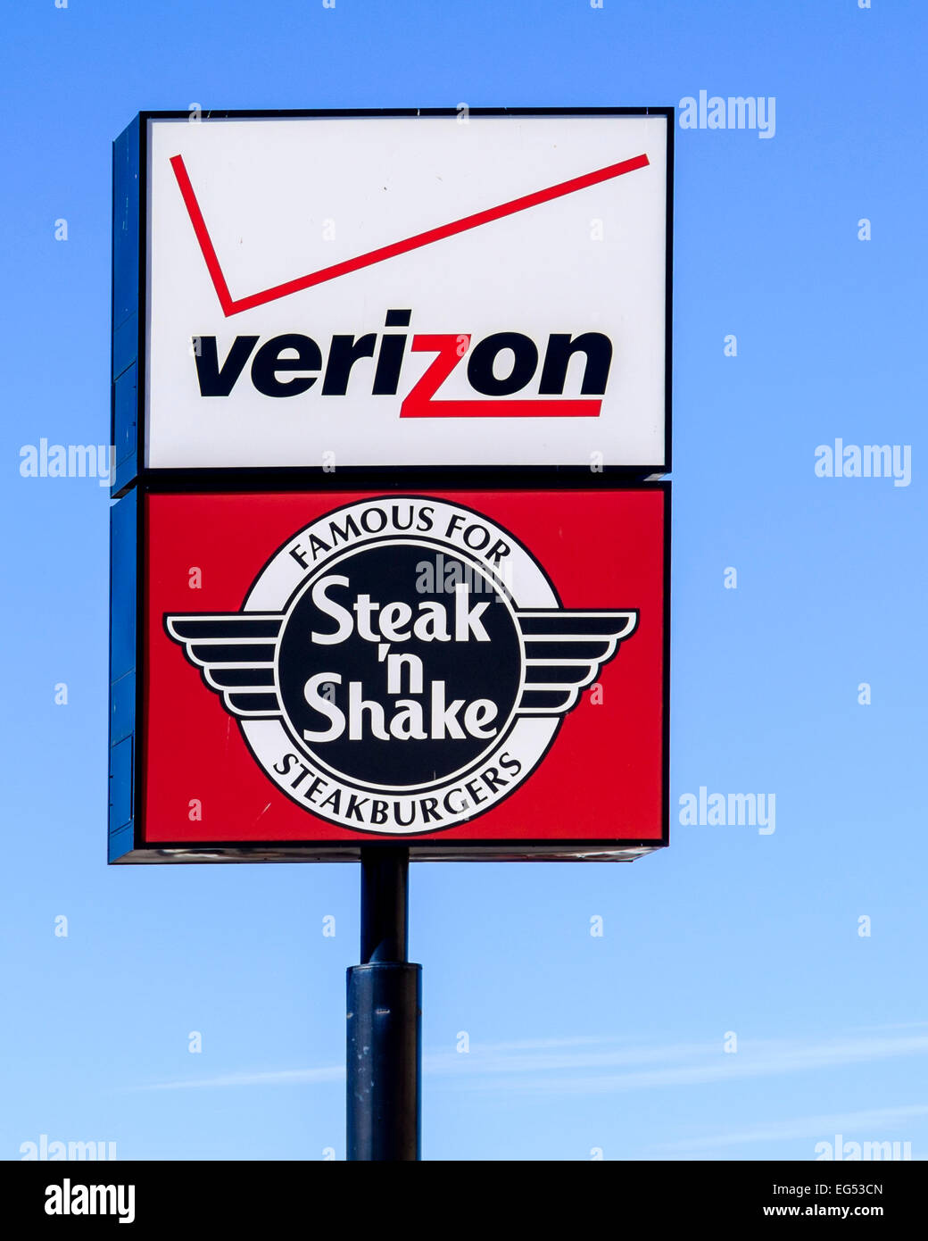 Un polo di segno pubblicità Verizon e la bistecca 'n Shake. Oklahoma City, Oklahoma, Stati Uniti d'America. Foto Stock