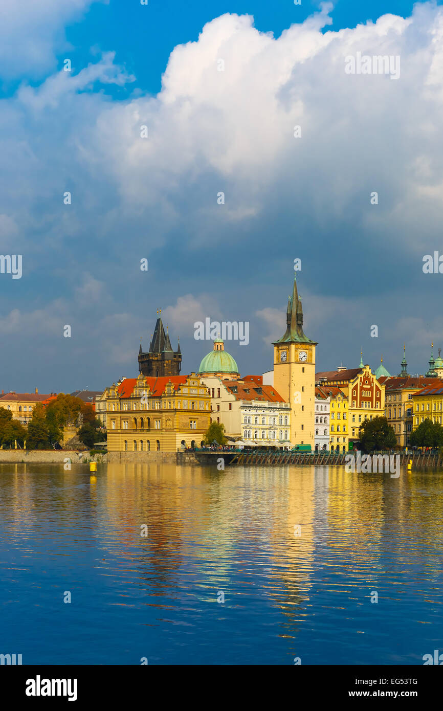 Vista pittoresca del fiume Moldava e della Città Vecchia di Praga, Cze Foto Stock