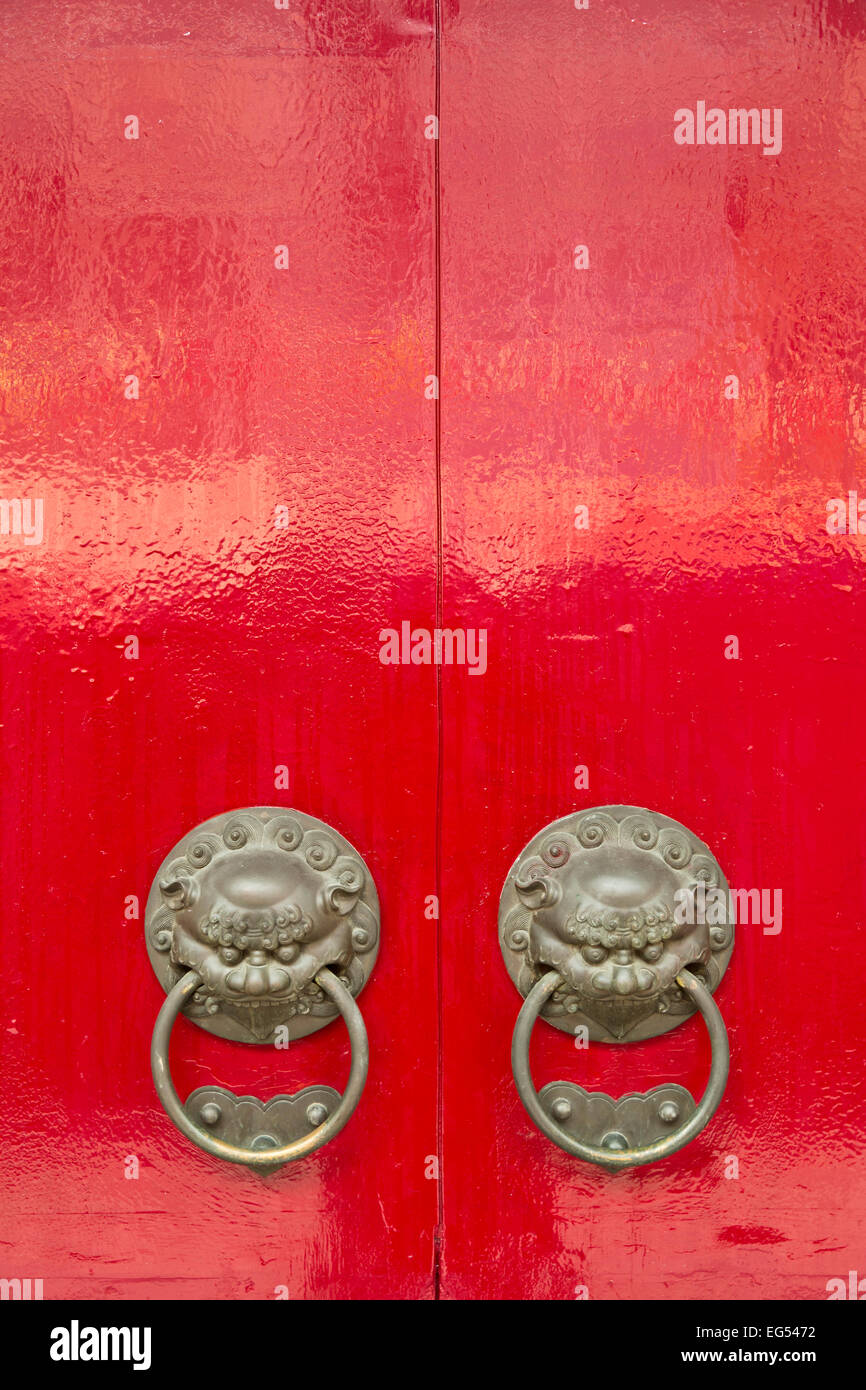Dente del Buddha reliquia tempio porta rossa con metallo battenti, Singapore Foto Stock
