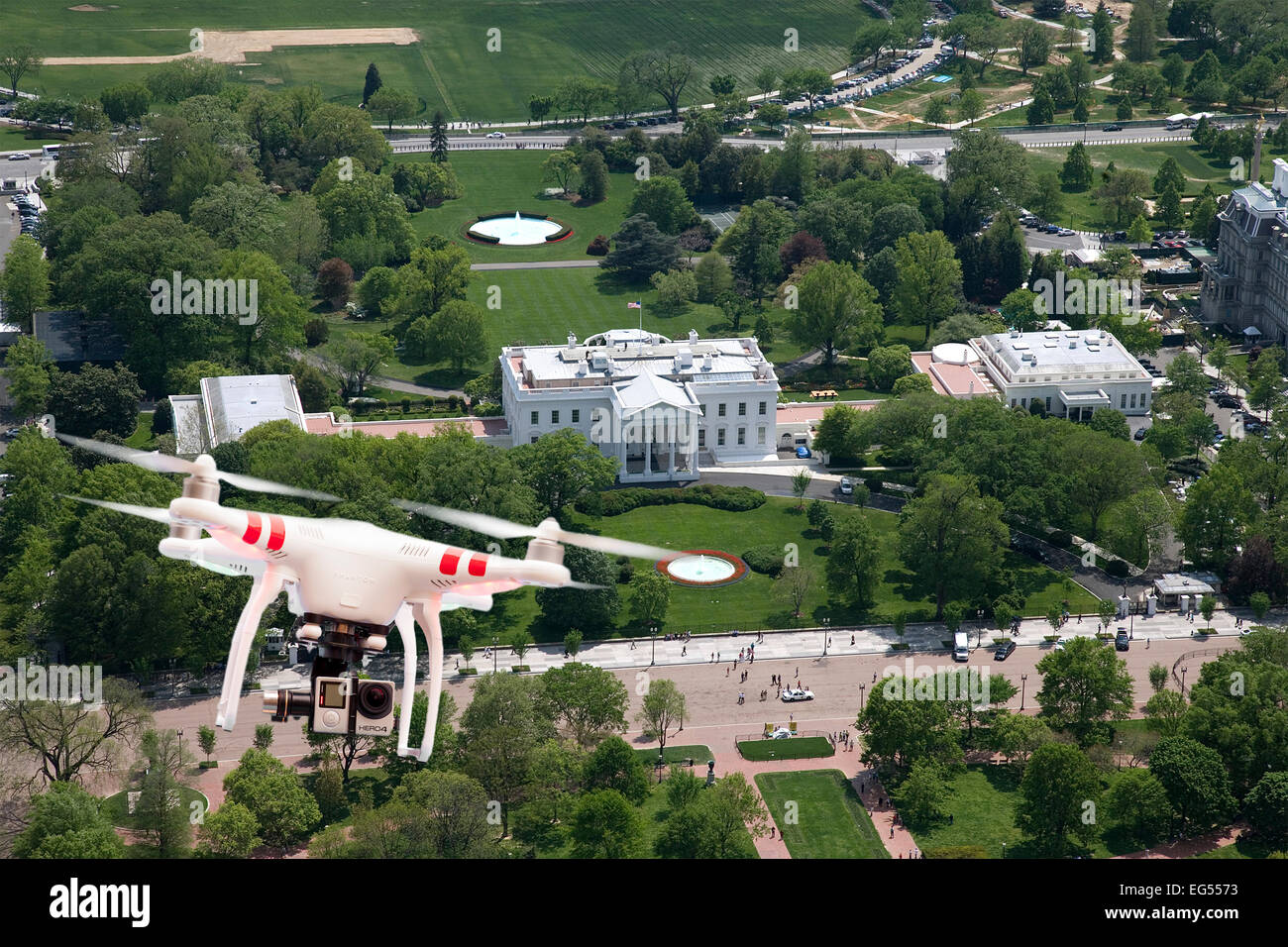 Quadcopter o drone volando sopra la casa bianca a Washington STATI UNITI D'AMERICA Foto Stock