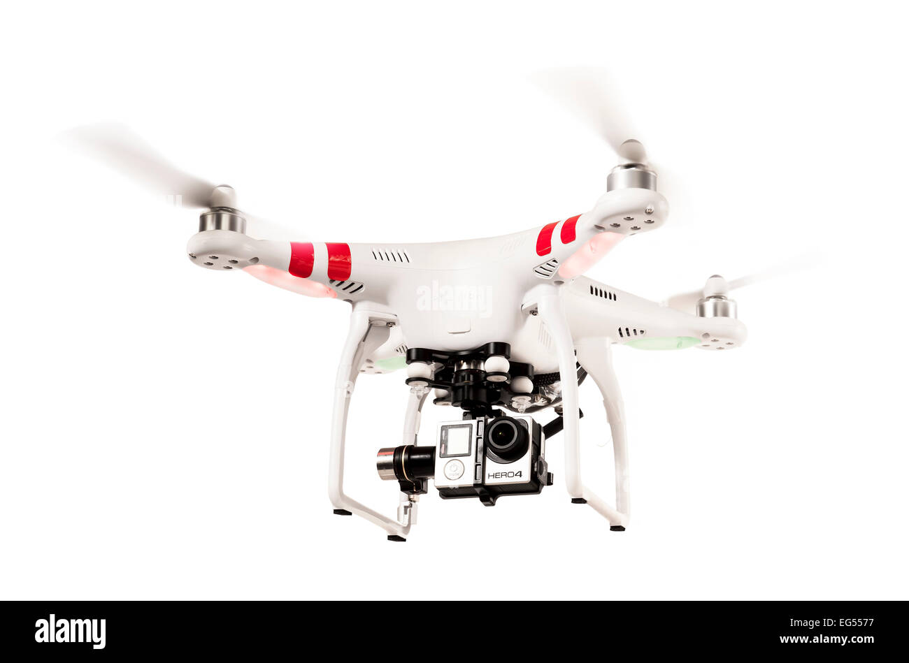 Un DJI quadcopter fantasma o drone battenti su sfondo bianco Foto Stock