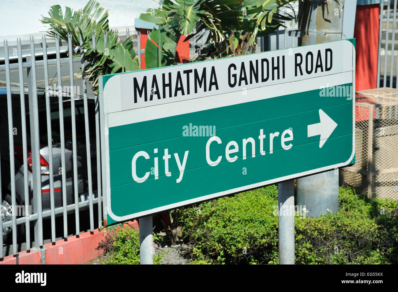 Segno di traffico, il Mahatma Gandhi Road, con le frecce che puntano al centro città di Durban, KwaZulu-Natal, Sud Africa Foto Stock