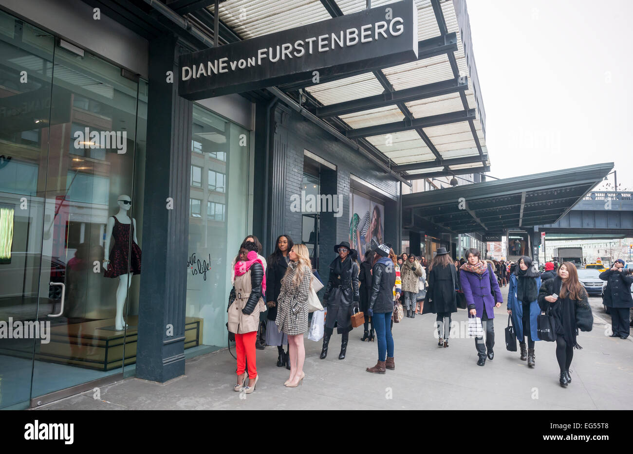 Centinaia di aspiranti donne aspettare al freddo fuori del Diane von Furstenberg store nel trendy Meatpacking District di New York Sabato, 14 febbraio 2015. Gli aspiranti sono state sperando di essere scelti per comparire in casa di DVF show televisivo della seconda stagione. (© Richard B. Levine) Foto Stock