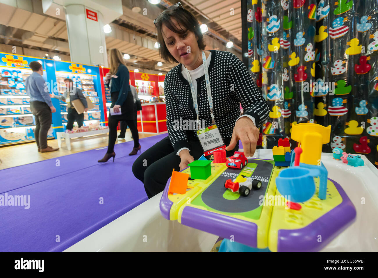 Maria Barney, uno dei co-fondatori dell'Tubby tabella visualizza il  giocattolo da bagno al 112American International Toy Fair di il Jacob  Javits Convention Center di New York lunedì, 16 febbraio 2015. La nuova