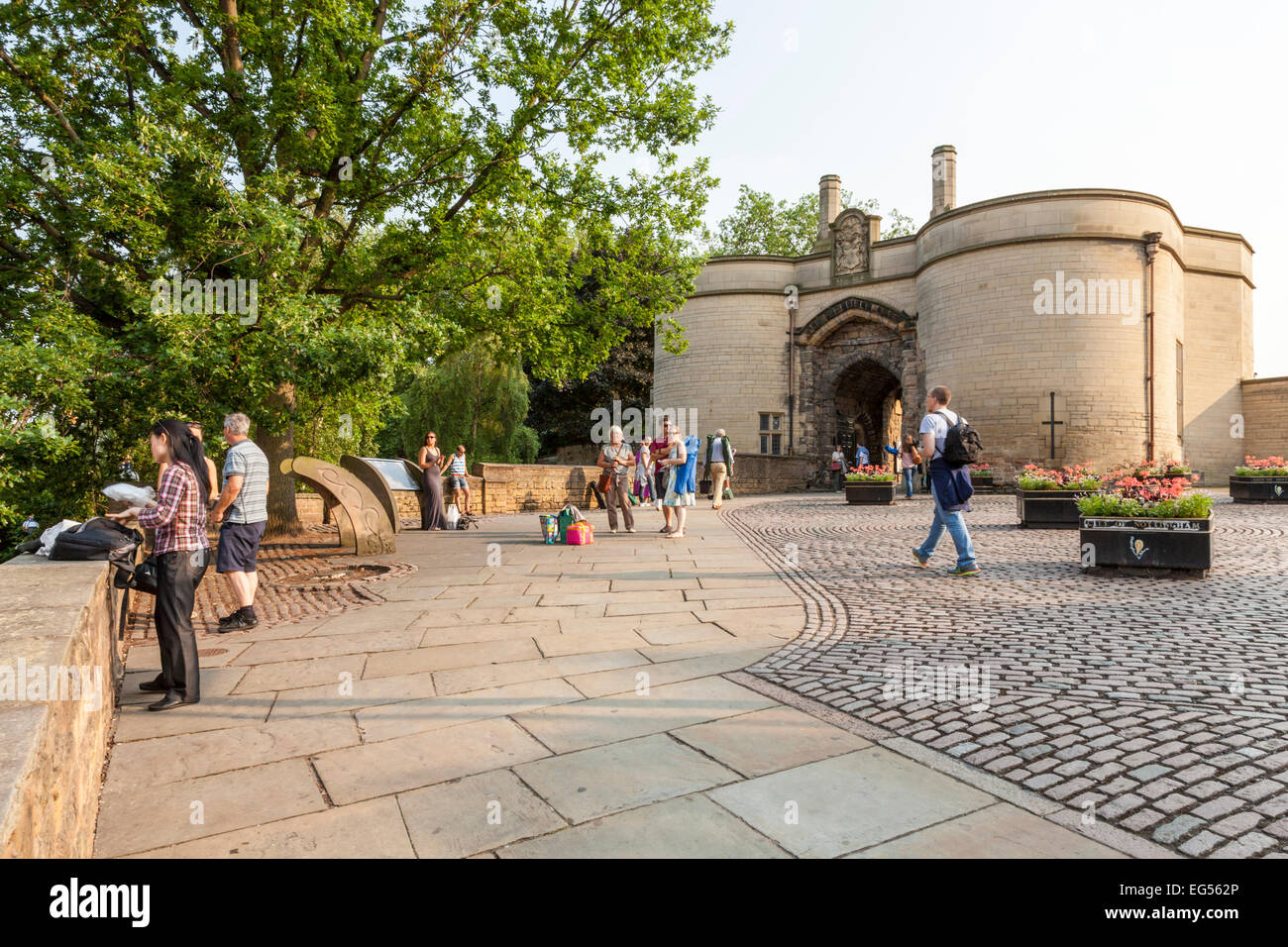 Le persone al di fuori del cancello Casa al castello di Nottingham, Nottingham, Inghilterra, Regno Unito Foto Stock
