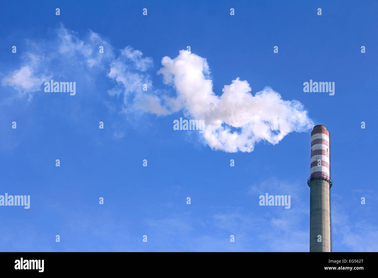 Il fumo bianco delle nuvole dall'alto di un impianto di riscaldamento Camino Foto Stock