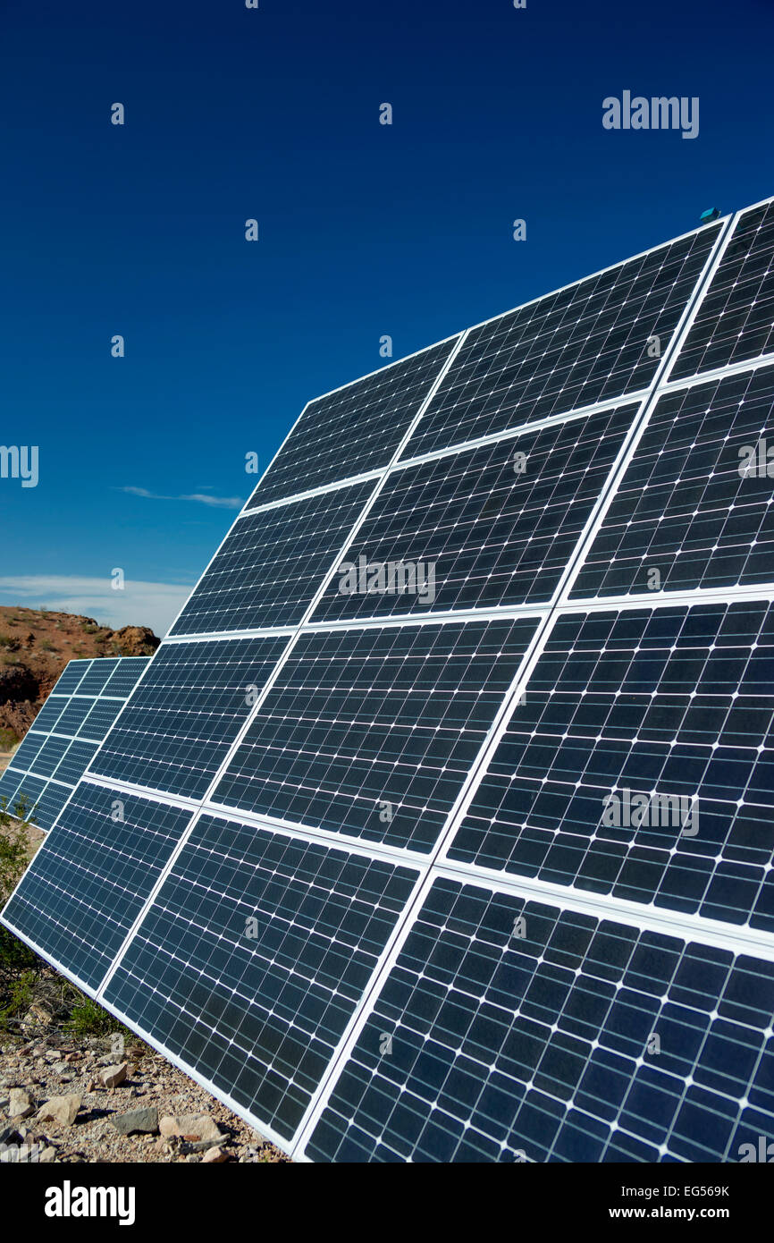 Chiudere fino a energia solare pannello di generazione di array National Recreation Area centro visitatori lago Mead Nevada USA Foto Stock