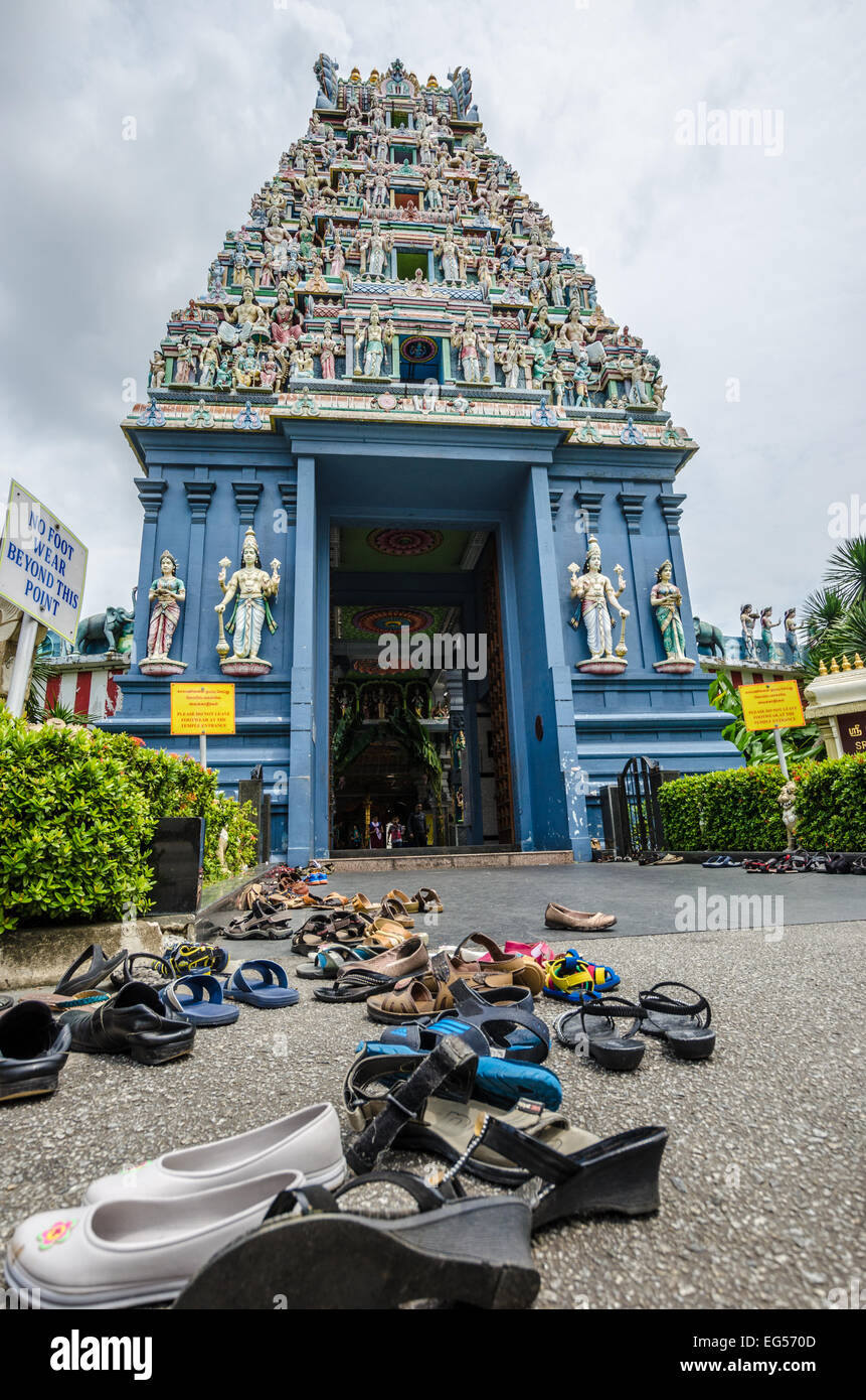 Singapore Sri Srinivasa Perumal Temple a Singapore con le scarpe a sinistra sul pavimento Foto Stock