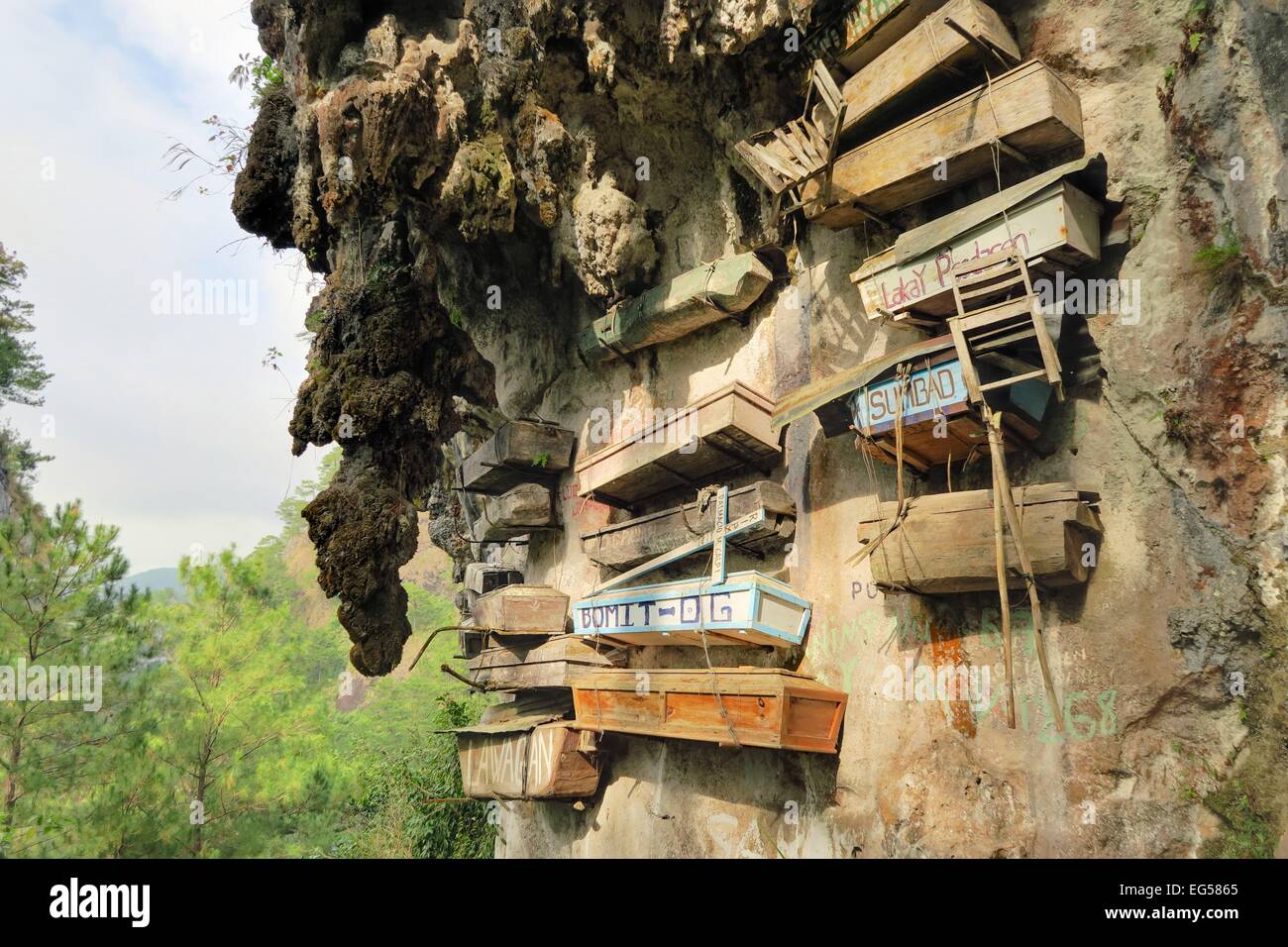 Philippinos nella regione di montagna di Sagada utilizzato per appendere le bare con i loro morti in giù una scogliera come una sepoltura tradizione in Val di eco Foto Stock