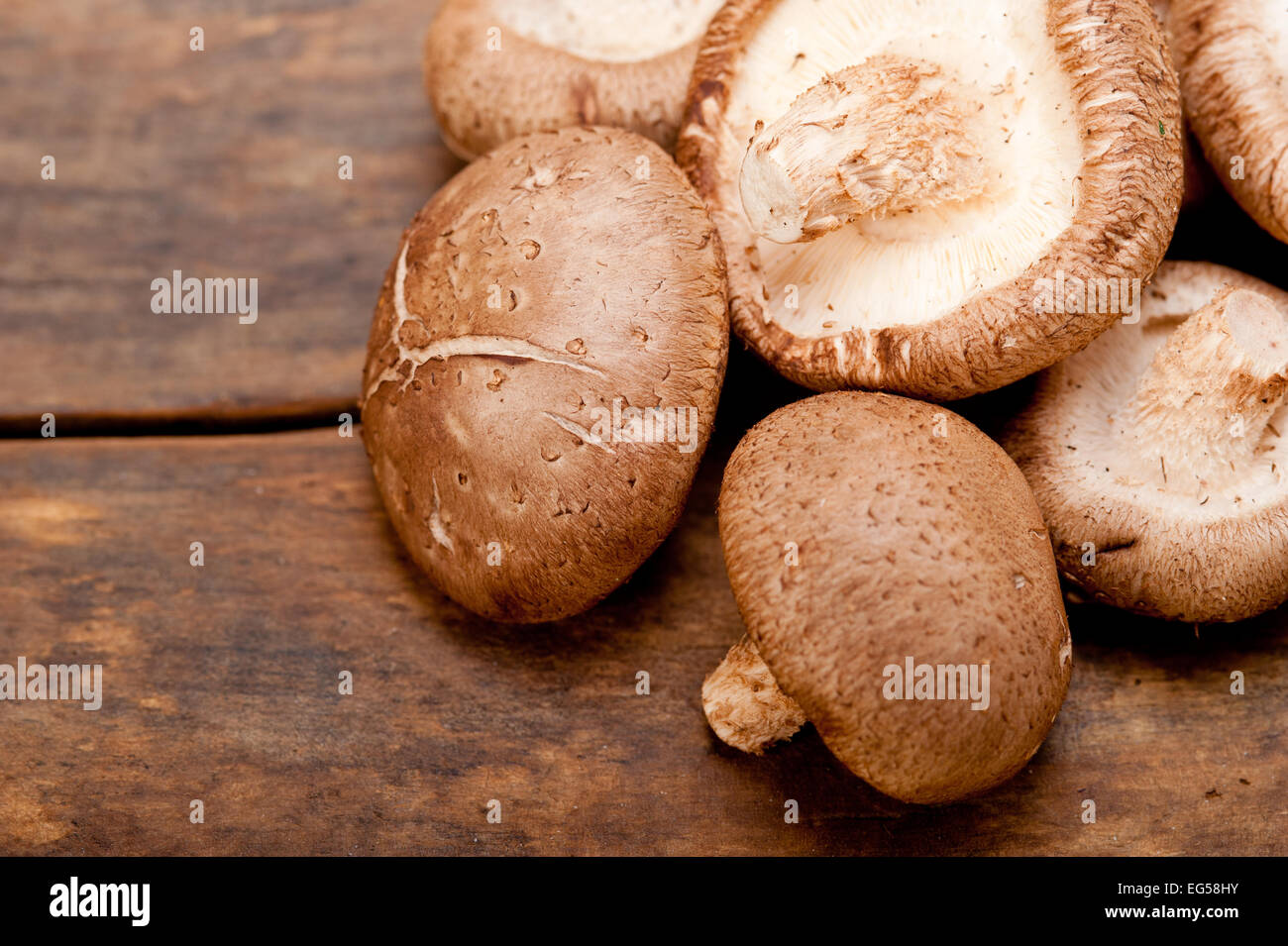 Di funghi shiitake freschi su una tavola in legno rustico Foto Stock