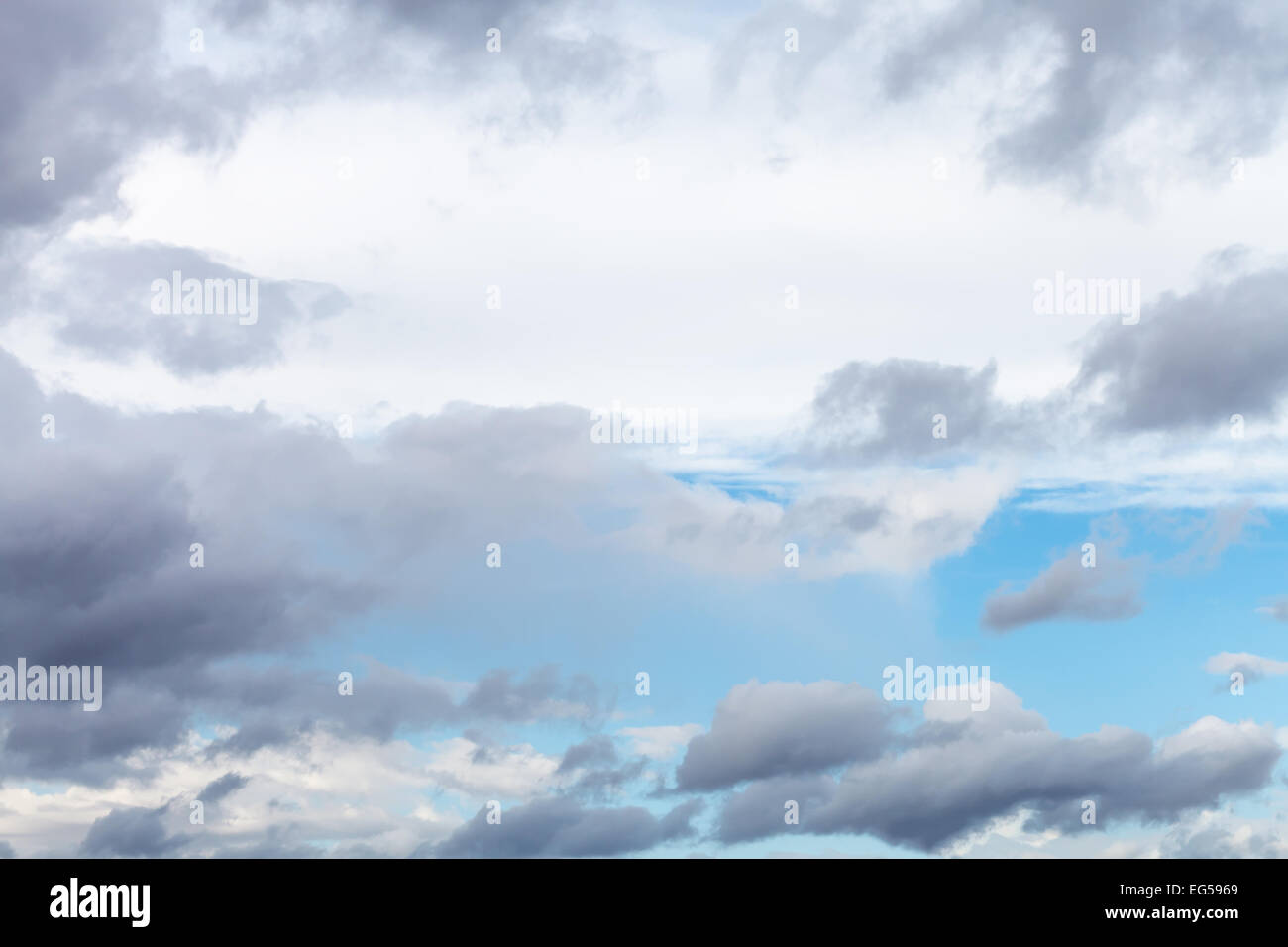 Bianco e grigio nuvole di pioggia nella molla blu cielo Foto Stock