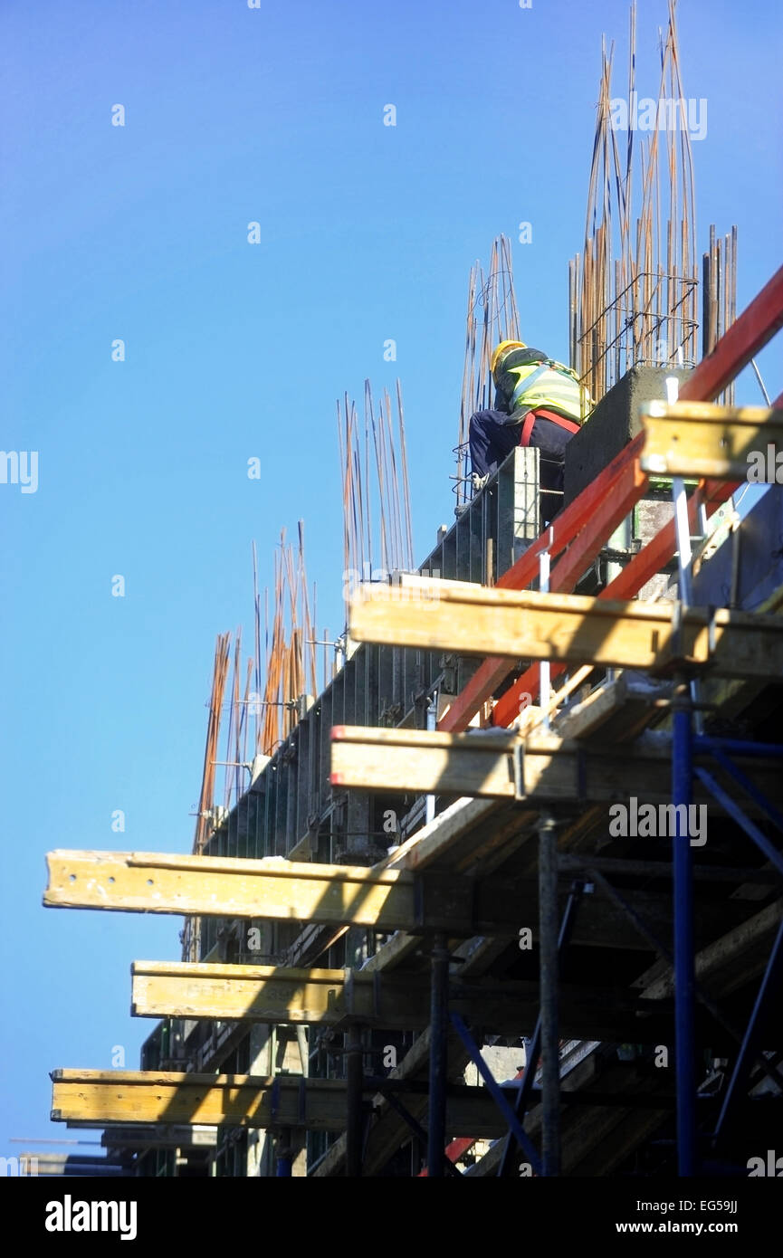 Un lavoratore edile maglia tondini di acciaio di rinforzo per la gettata di calcestruzzo Foto Stock