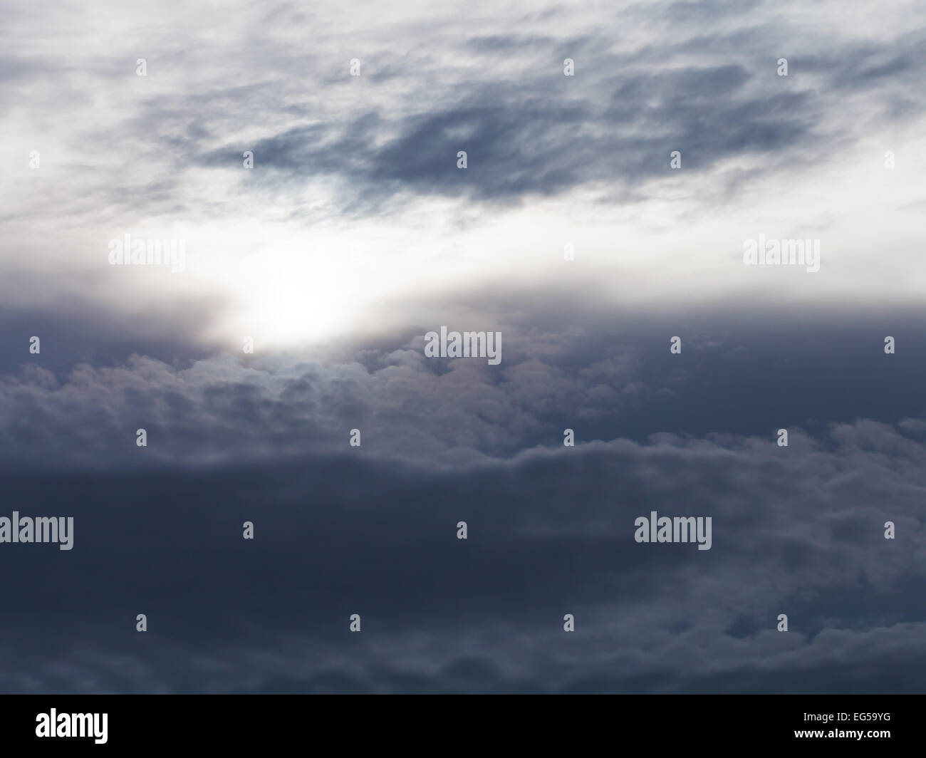 Grigio scuro nuvole temporalesche nella sera Cielo a molla Foto Stock
