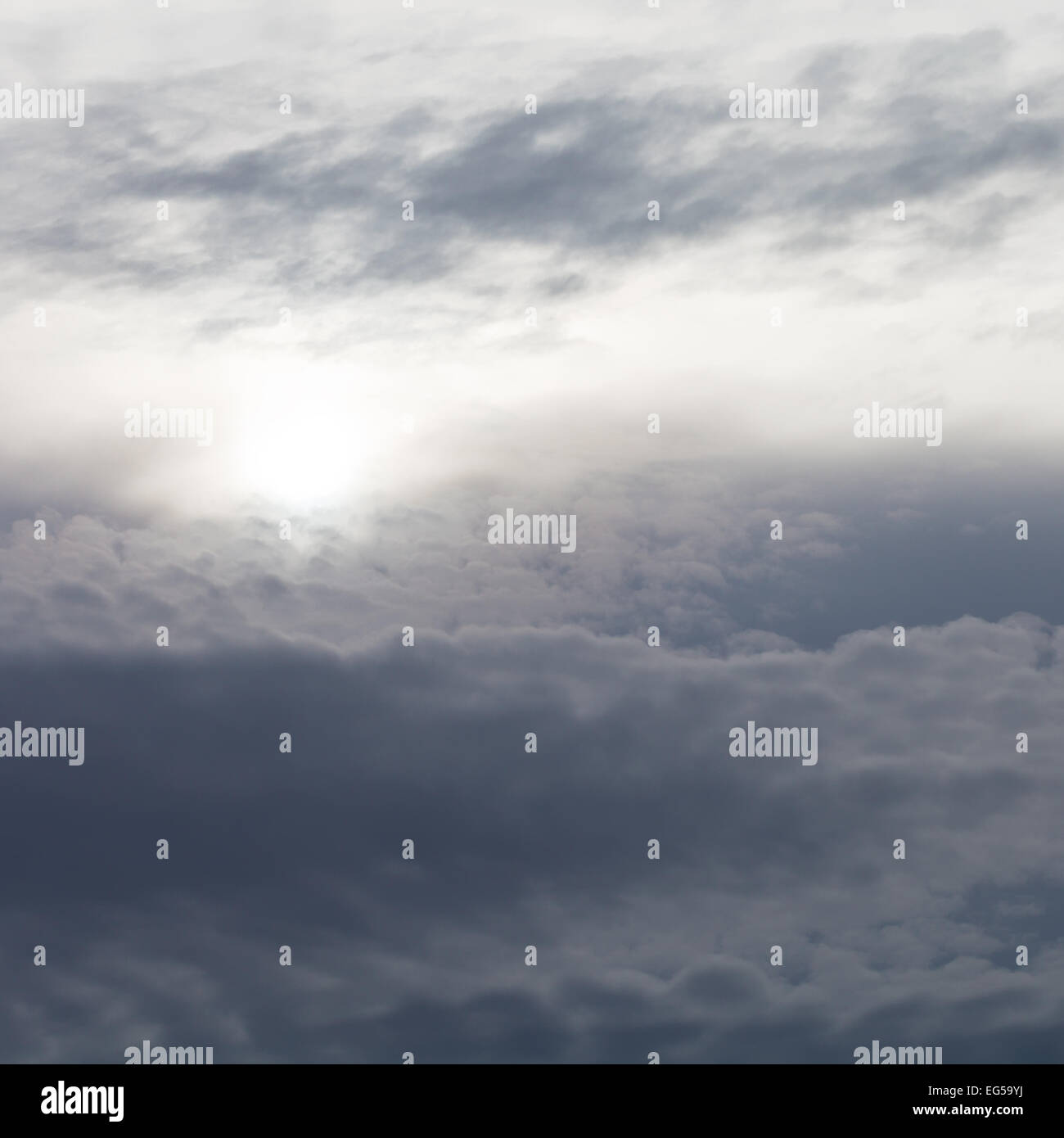 Grigio scuro nubi in serata cielo a molla Foto Stock