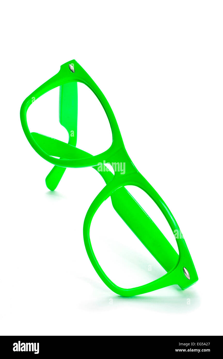 Verde brillante bordati di plastica occhiali su sfondo bianco Foto Stock