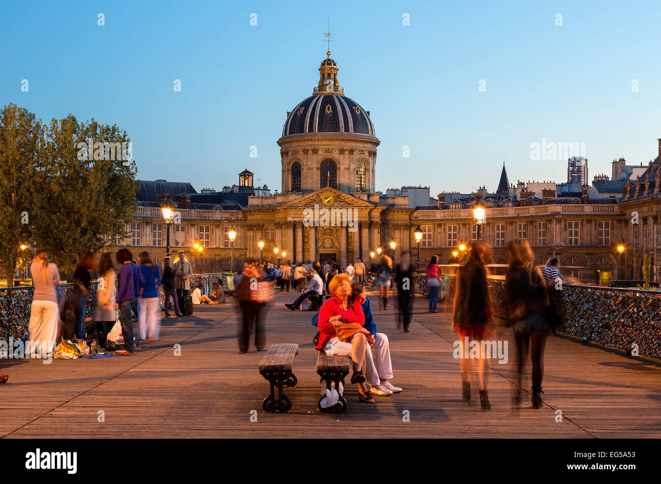 Parigi, la gente di relax presso le pont des arts Foto Stock