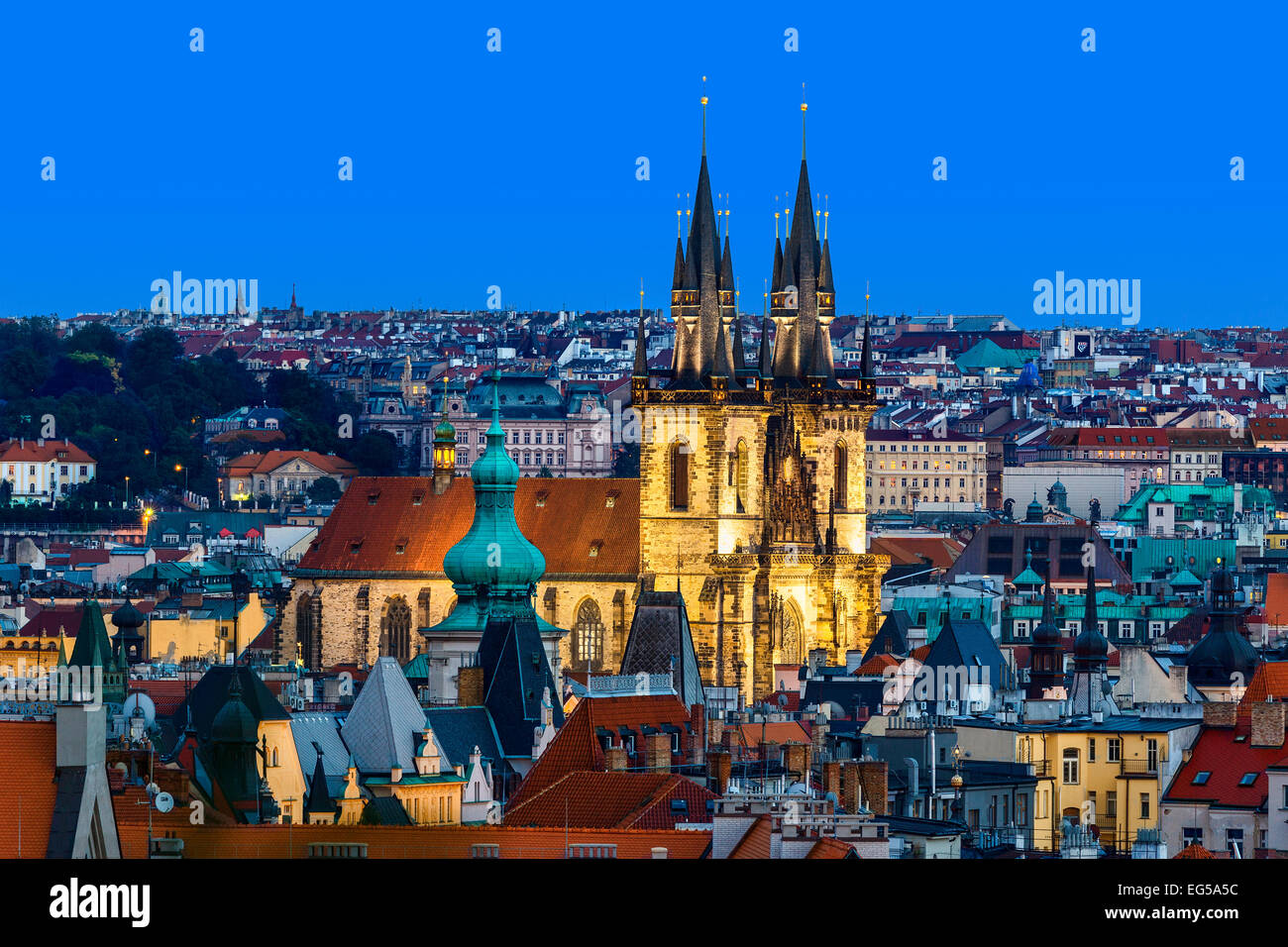 Skyline di Praga al tramonto con la chiesa di Santa Maria di Týn Foto Stock