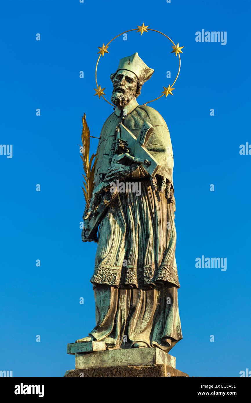 Statua di San Giovanni Nepomuceno, Charles Bridge, vecchio Foto Stock