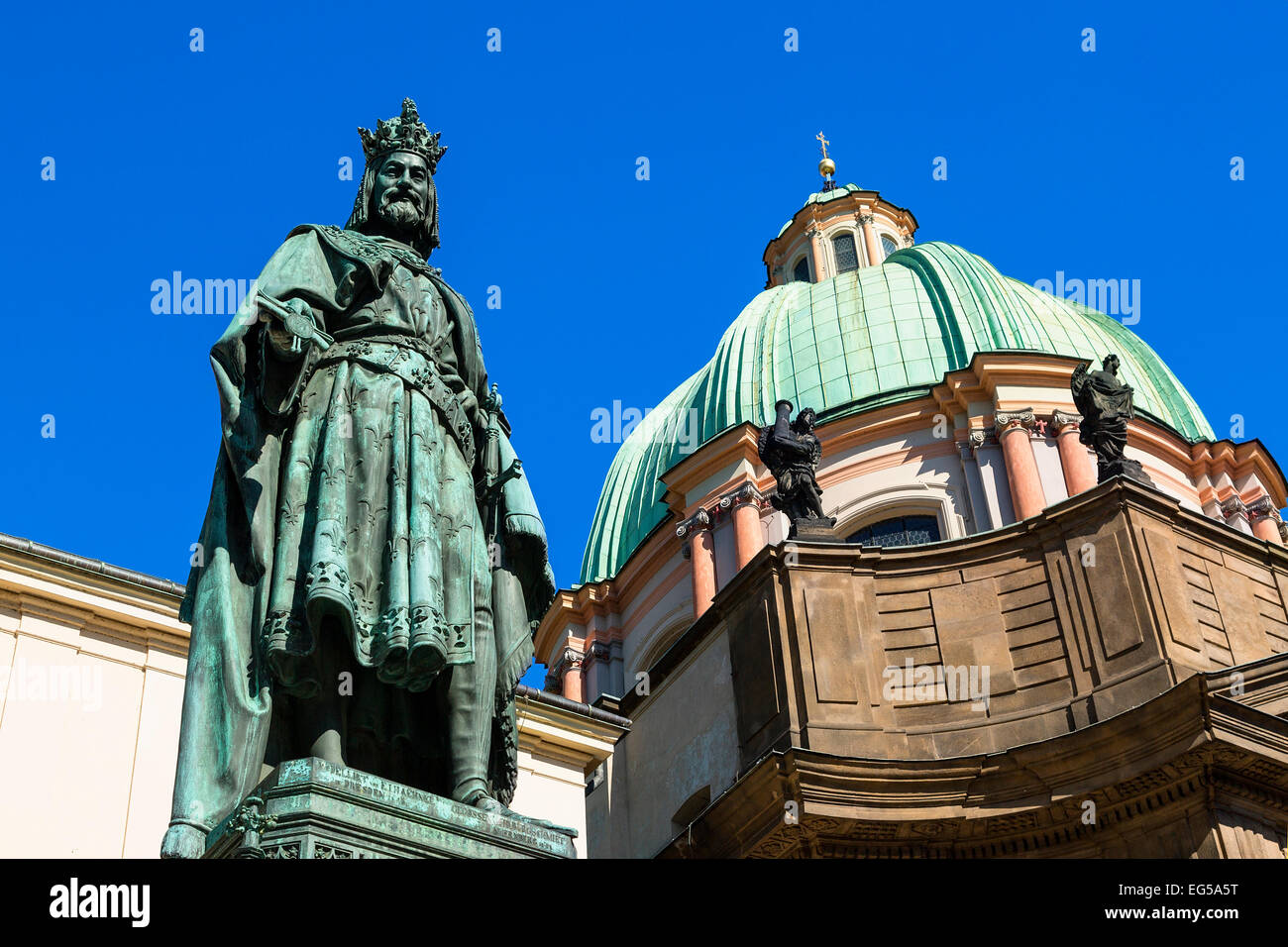 Statua di Carlo IV in Cavalieri della Croce Square, Praga Foto Stock