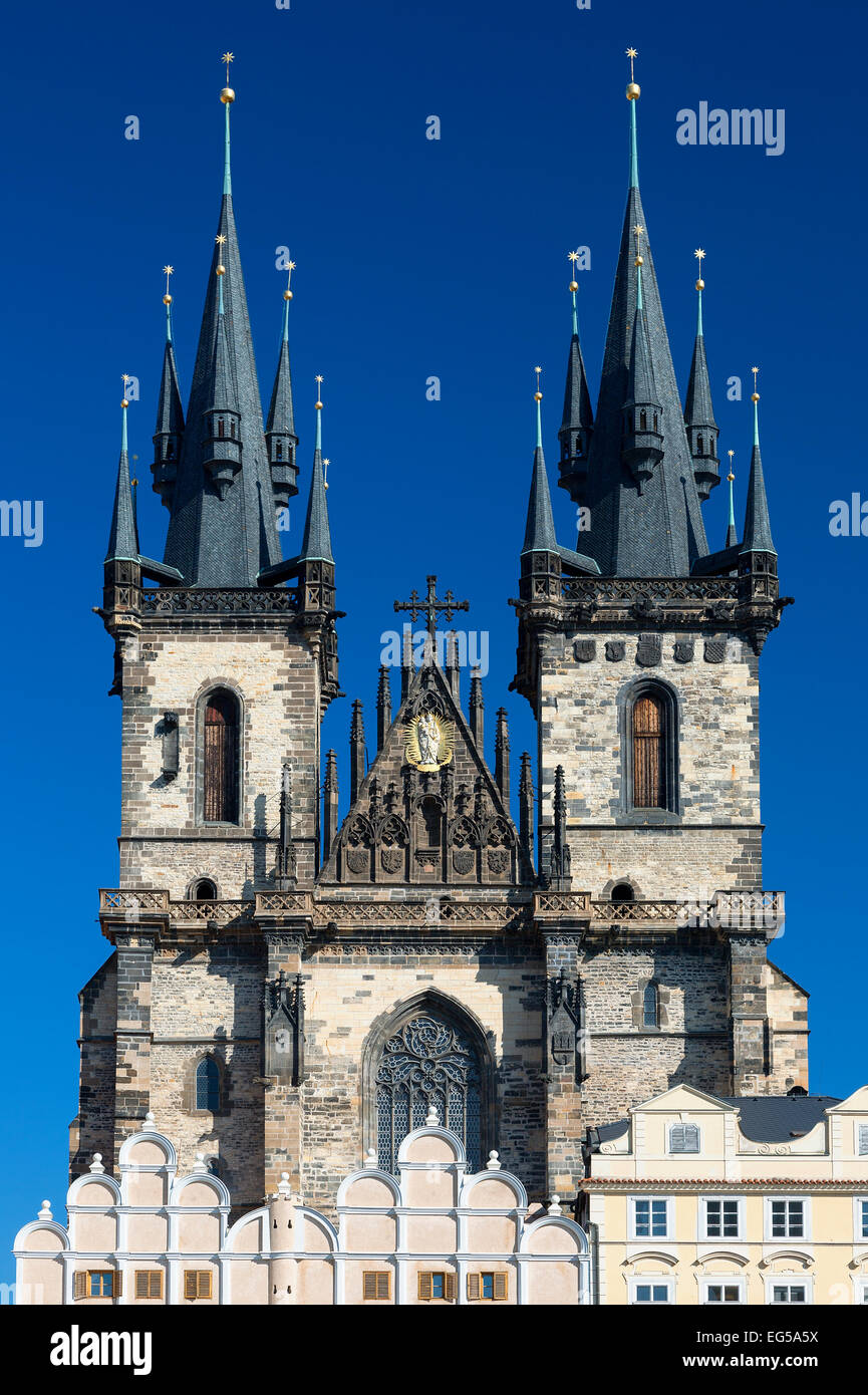 Praga, la Piazza della Città Vecchia, la Chiesa di Nostra Signora di Tyn Foto Stock