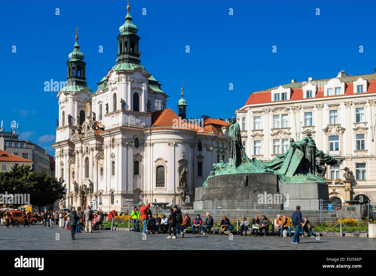 Praga, Old Town Square, St Nicholias 's chiesa Foto Stock