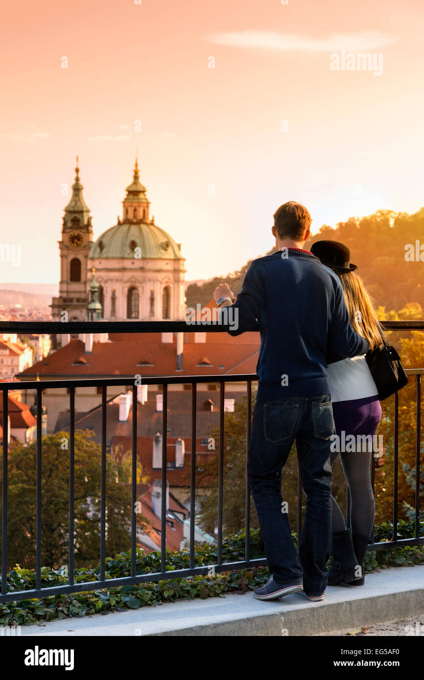 Praga, giovane che guarda sulla città Foto Stock