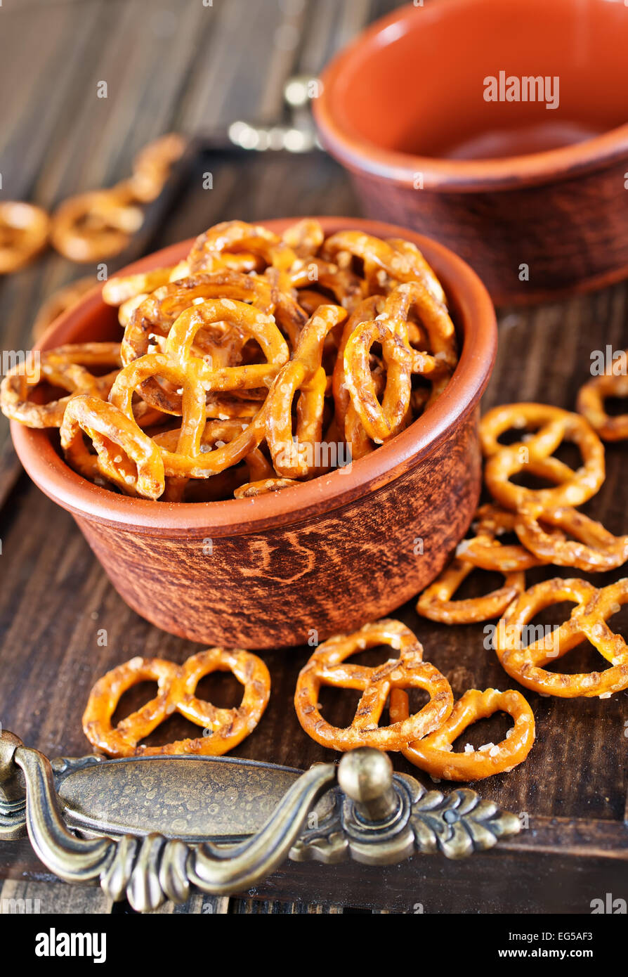 Pretzel nella ciotola e su un tavolo Foto Stock
