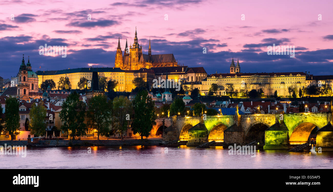 Praga, il castello e il fiume Moldava di notte Foto Stock