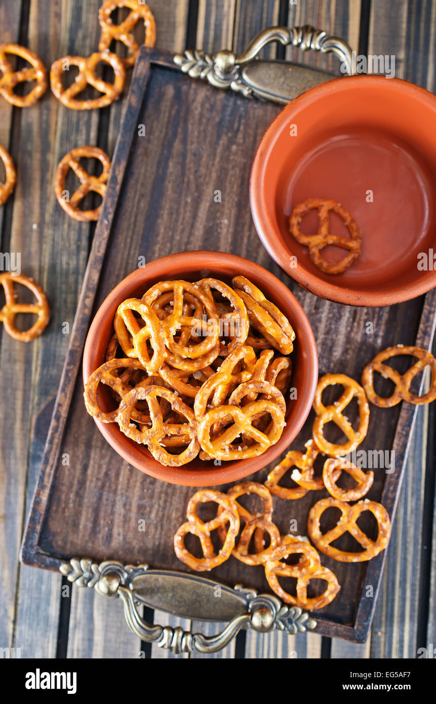 Pretzel nella ciotola e su un tavolo Foto Stock