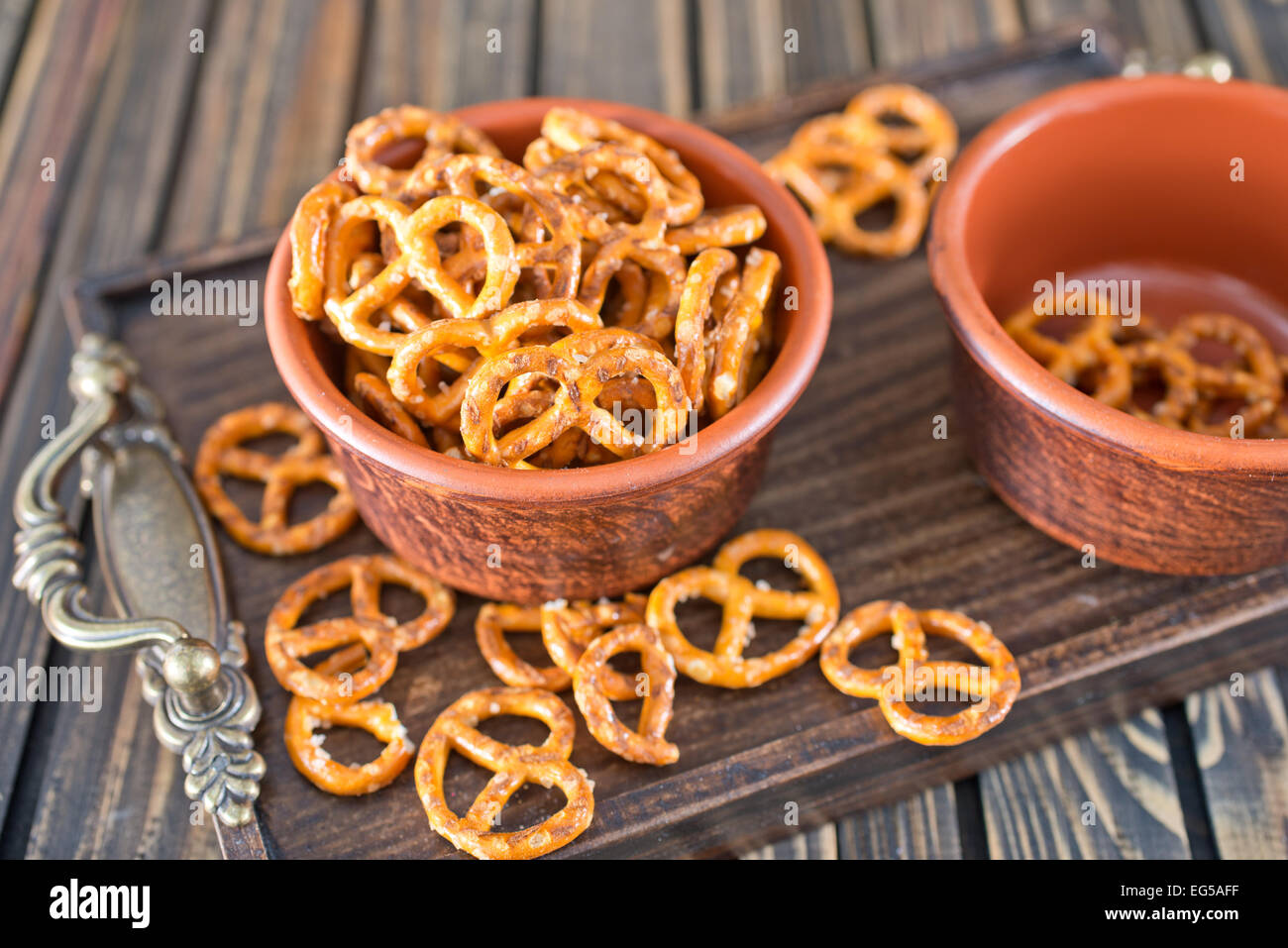 Pretzel nella ciotola e su un tavolo Foto Stock