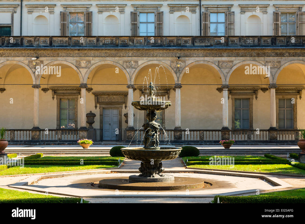 Rinascimentale Palazzo Estivo e Fontana Cantante Foto Stock