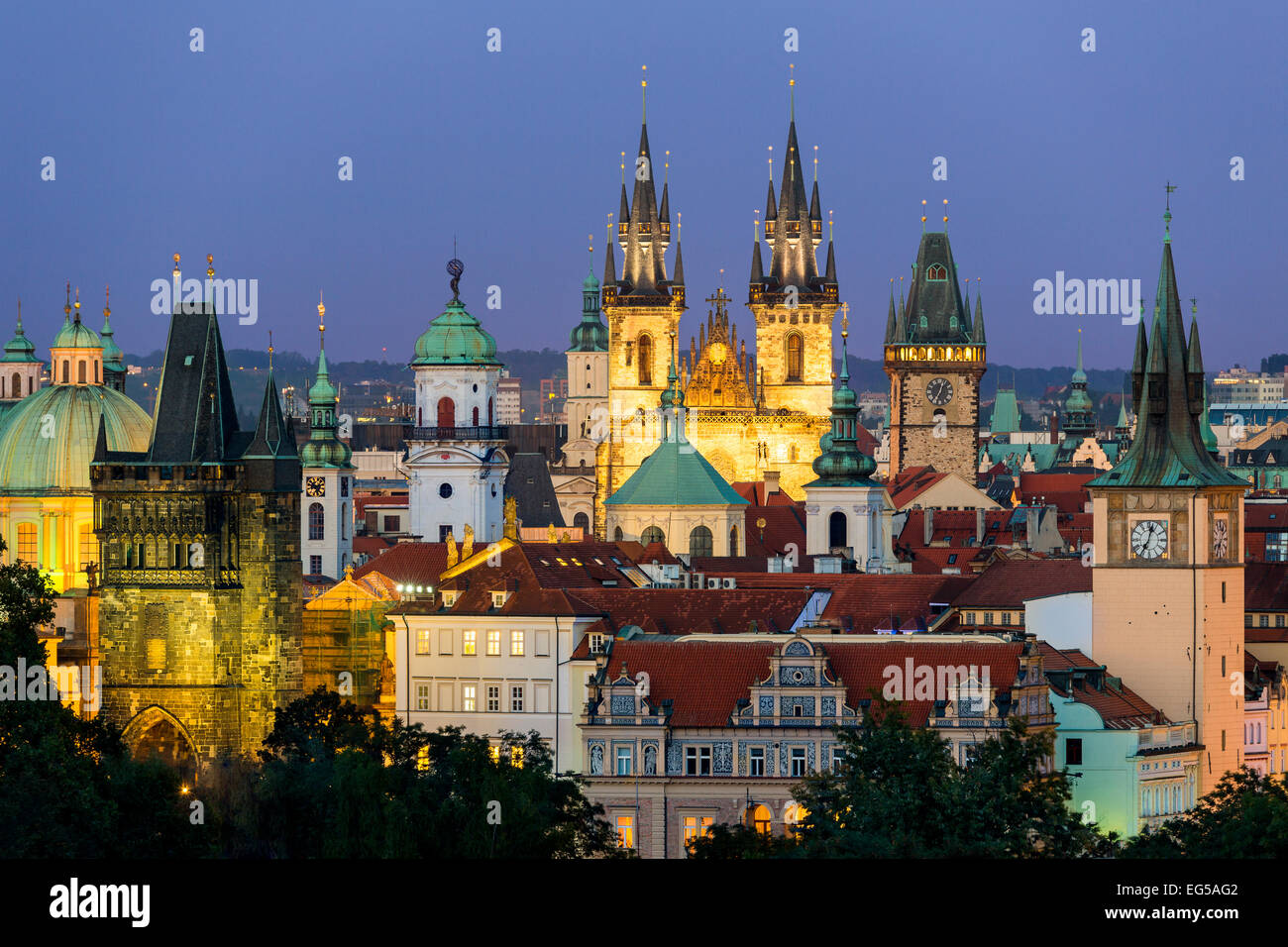 Skyline di Praga al crepuscolo Foto Stock